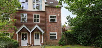 4 bedroom semi-detached house to rent