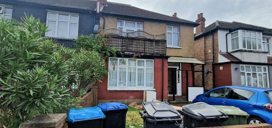 Flat to rent in Berkhamsted Avenue, Wembley HA9