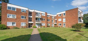 Flat to rent in Manning Court, Eastbury Road, Watford, Herts WD19