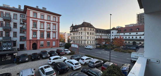 Renovierte, helle 2-Zimmer-Wohnung mit großem Balkon zu vermieten