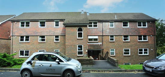 Flat to rent in Rookwood Court, Guildford GU2