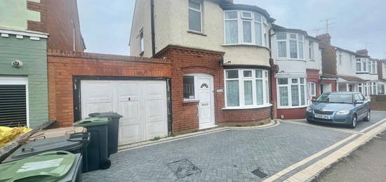 Property to rent in Carlton Crescent, Luton LU3