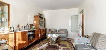 Apartament 3 camere, etajul 1 in zona Fat Frumos