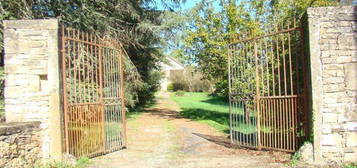 Secteur Caylus, dans un parc paysager, Maison années 60 sur base ancienne en pierre