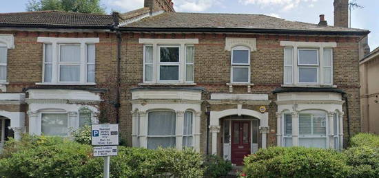 Maisonette to rent in Sunningfields Road, Hendon, London NW4