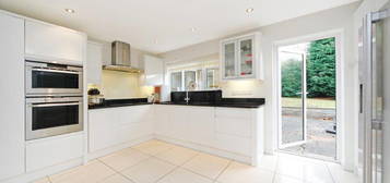 5 bed detached house to rent