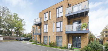 Flat for sale in London Road, Hounslow TW3