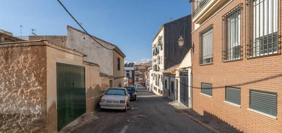 Chalet adosado en venta en La Zubia