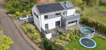 Gehoben und neuwertig: Modernes, freundliches KfW-70-Haus mit PV-Anlage in seenaher Lage von Fahren