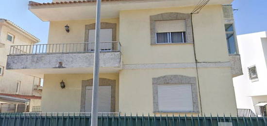 Arrendamento de Apartamento T2  na rua Alves Crespo, 13