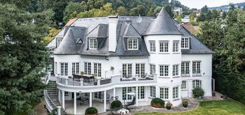 Ein traumhaftes Anwesen im Stil eines französischen Châteaus mit Pool, Sauna, großem Garten u. v. m.