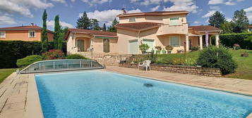 SUPERBE VILLA SUR LES HAUTEURS DU BOIS D'OINGT AVEC TERRAIN + PISCINE ET VUE PANORAMIQUE