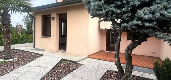 Casa a schiera di testa con ampio giardino