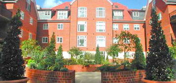 Flat to rent in London Road, Camberley, Surrey GU15