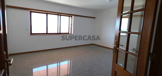 Apartamento T3 com BOX na Ribeirada | Odivelas