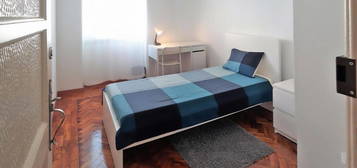 724635 - Quarto com cama de solteiro em...