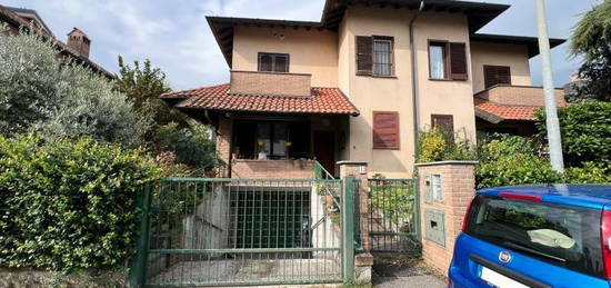 Villa bifamiliare via dei Tulipani 13, Riozzo, Cerro al Lambro