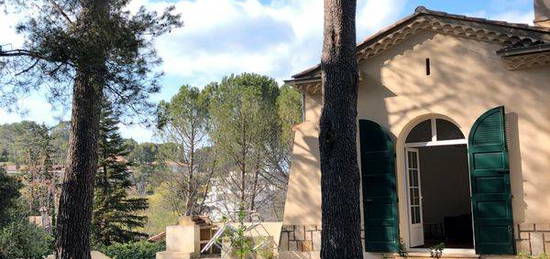 Nimes T3 MEUBLE+ terrasse + jardin+place de parking dans grande maison