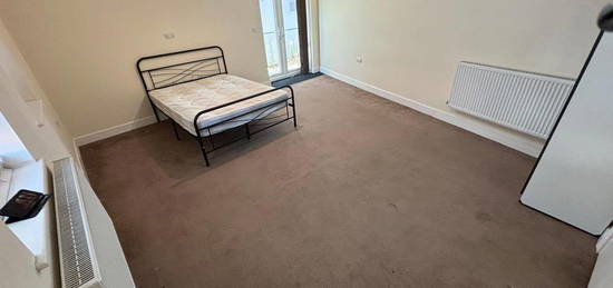 Room to rent in Athelstan Road, Romford RM3