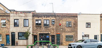 Flat to rent in Glading Terrace, Stoke Newington, Hackney, London N16