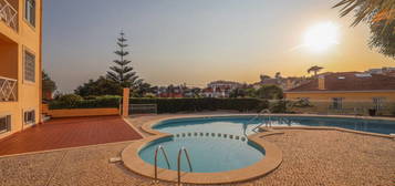 Apartamento em remodelação, T2, em condomínio fechado com piscina no prestigiado Monte Estoril