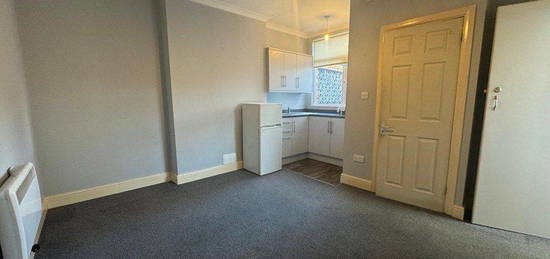 Studio to rent in Downham Way, Bromley BR1