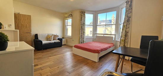 Studio to rent in Flat 6, 24 Newmarket Road, Cambridge CB5