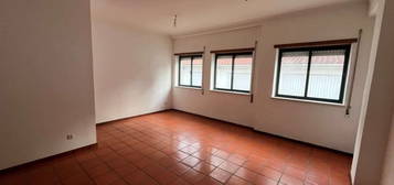 APARTAMENTO T2 NÃO MOBILADO E COM COZINHA EQUIPADA. EM REMODELAÇÃO....