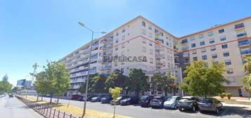 Apartamento T1 com Parqueamento - Avenida de Berlim.