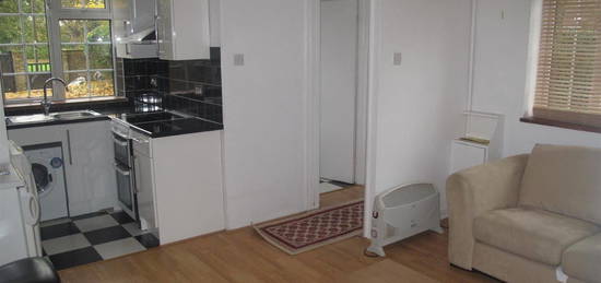 Flat to rent in The Green, West Drayton UB7