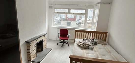 Flat to rent in Leamington Crescent, Harrow HA2