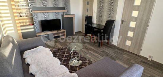 Pronájem bytu 2+1 54 m², náměstí 17. listopadu, Přelouč