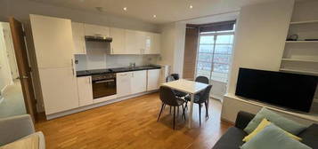 Flat to rent in Finchley Road, Hampstead NW3