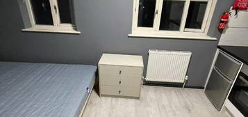 Flat to rent in Laud Close, Reading, Berkshire RG1