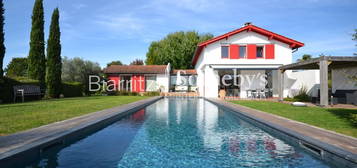 Villa d'architecte avec piscine et vue montagnes