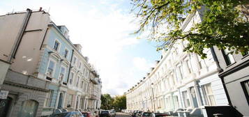 Flat to rent in Ladbroke Crescent, London W11