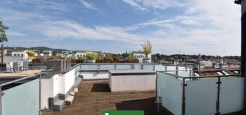 "Eingebettet in den Wolken" .... Traumhafte DG-Wohnung mit riesigen Fernblick-Terrassen im begehrten 18.Bezirk inkl. 2 Stellplätzen