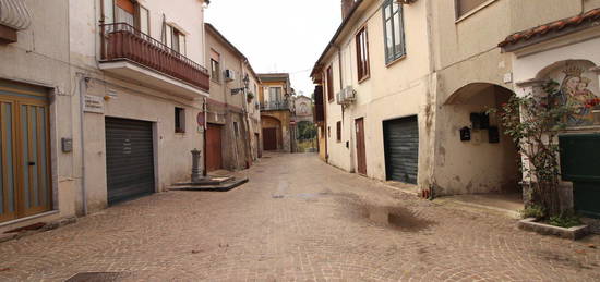 Casa indipendente in vendita in piazza Ginevrino Celentano, 15