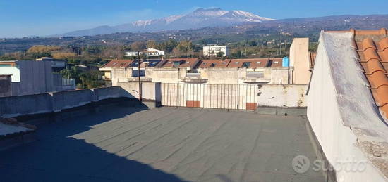 PALAZZETTO con giardino e terrazzo sovrastante