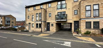 Town house to rent in Myrtle Square, Harrogate HG1