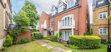 Flat to rent in Hampton Road, Twickenham TW2