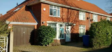 7 bed semi-detached house to rent