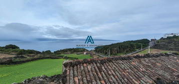 Ruina com vista para S.jorge na Ribeirinha (Ilha do Pico) Azores