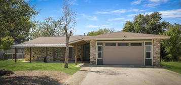 108 Edgewood Dr, Comfort, TX 78013