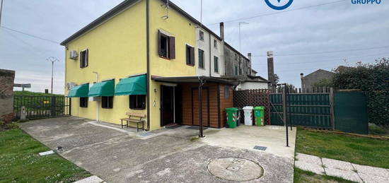 Casa a schiera di testa con ampio giardino