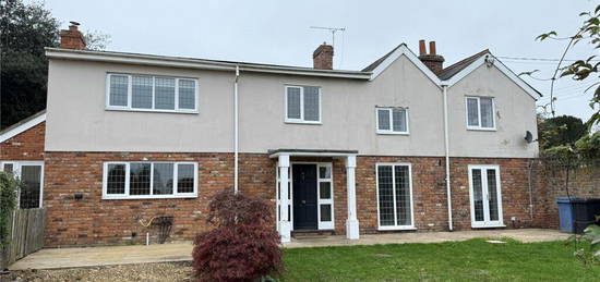 6 bedroom detached house