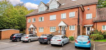 Flat to rent in Garton Bank, Banstead SM7