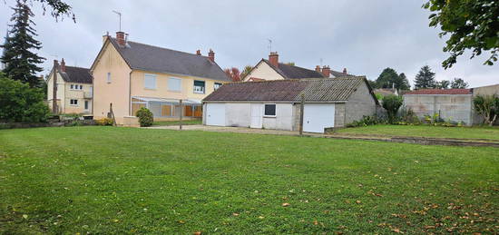 Maison trois chambres avec grand terrain et garages