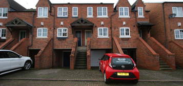 2 bedroom detached house