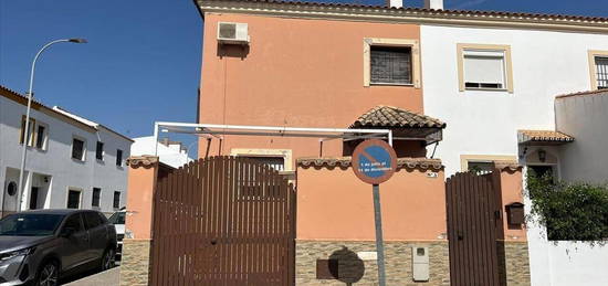 Casa adosada en venta en Lebrija